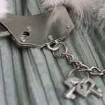 Наручники металеві Adrien Lastic Handcuffs з білим пухнастим оздобленням