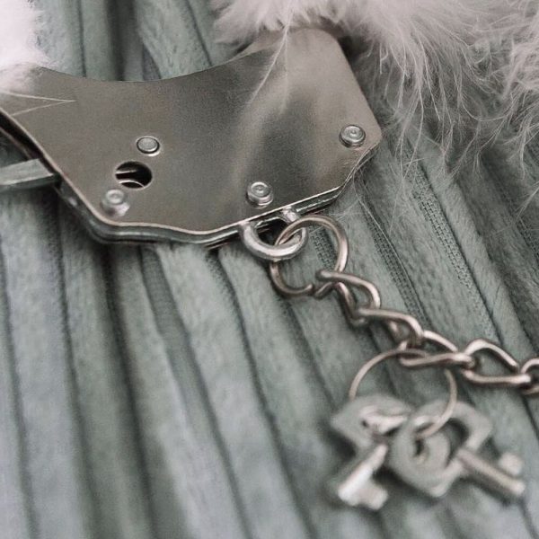 Наручники металеві Adrien Lastic Handcuffs з білим пухнастим оздобленням