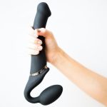 Безремневой страпон с вибрацией Strap-On-Me Vibrating диаметр 3,8см, пульт ДУ, регулируемый