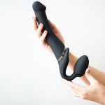 Безремневой страпон с вибрацией Strap-On-Me Vibrating диаметр 3,8см, пульт ДУ, регулируемый