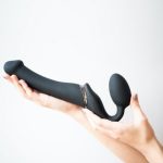 Безремневой страпон с вибрацией Strap-On-Me Vibrating диаметр 3,8см, пульт ДУ, регулируемый