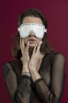 Маска на очі з заклепками Feral Feelings - Blindfold Mask, натуральна шкіра