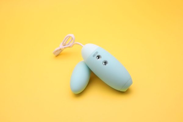 Вакуумный стимулятор с виброяйцом 2-в-1 KISTOY Miss VV Cyan